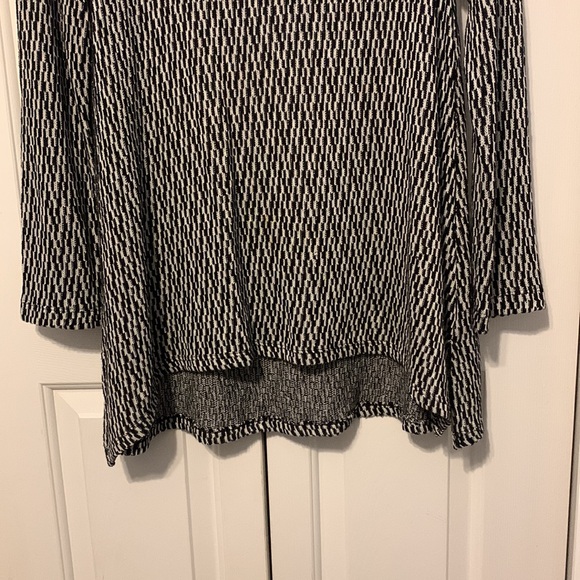 Black and white patterned tunic sz medium - Picture 2 of 6